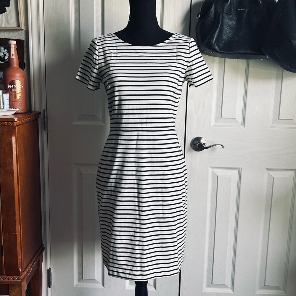Banana Republic white & black short sleeve scoop neck striped dress